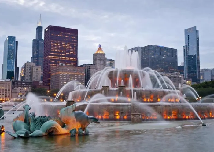 South Loop 2br Retreat Near Grant Park, Soldier Field, Adler Planetarium & Columbia College Apartment *