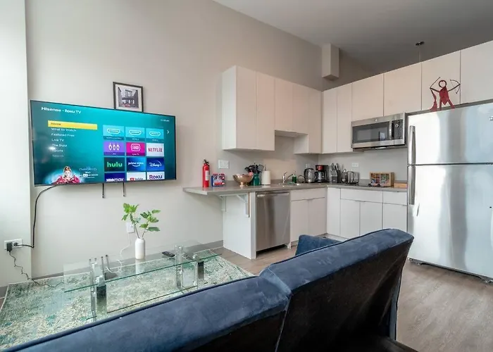 South Loop 2br Retreat Near Grant Park, Soldier Field, Adler Planetarium & Columbia College Chicago