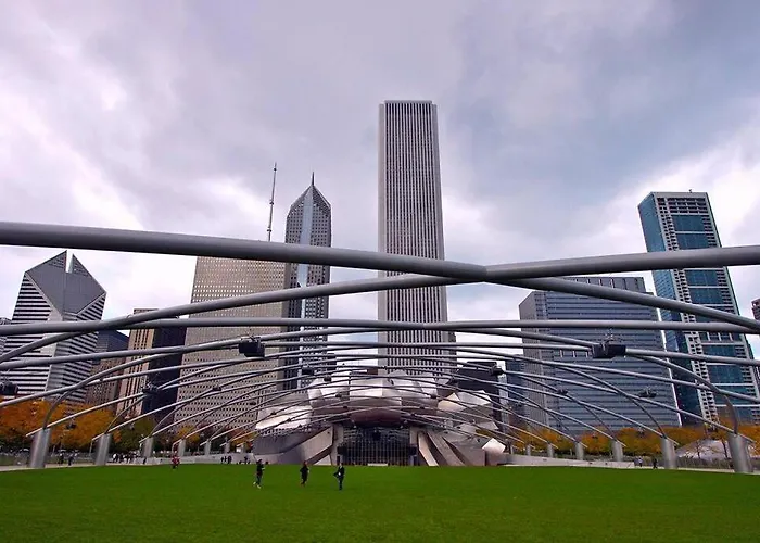 South Loop 2br Retreat Near Grant Park, Soldier Field, Adler Planetarium & Columbia College Apartment