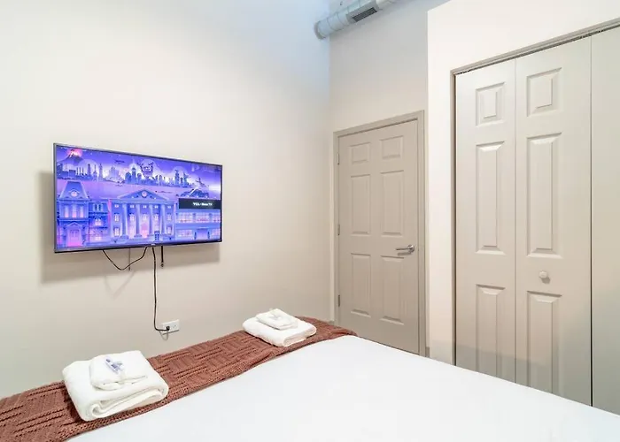 South Loop 2br Retreat Near Grant Park, Soldier Field, Adler Planetarium & Columbia College *
