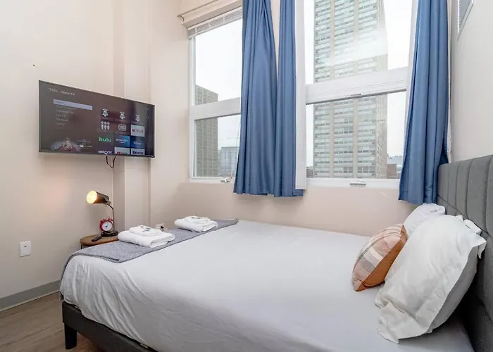 South Loop 2br Retreat Near Grant Park, Soldier Field, Adler Planetarium & Columbia College Apartment
