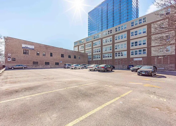 South Loop 2br Retreat Near Grant Park, Soldier Field, Adler Planetarium & Columbia College Apartment