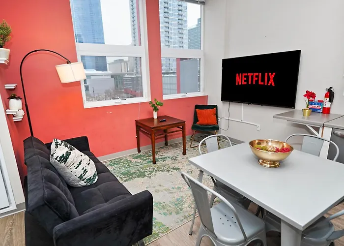 South Loop 2br Retreat Near Grant Park, Soldier Field, Adler Planetarium & Columbia College