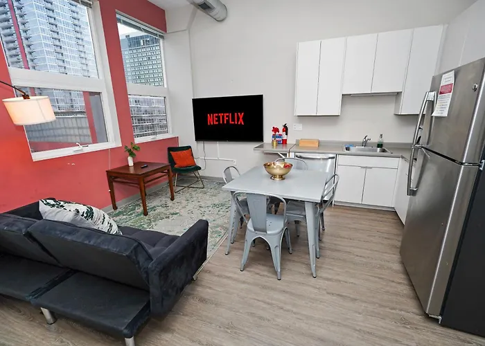South Loop 2br Retreat Near Grant Park, Soldier Field, Adler Planetarium & Columbia College *