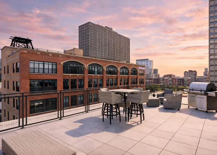 South Loop 2br Retreat Near Grant Park, Soldier Field, Adler Planetarium & Columbia College Apartment *
